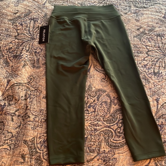 Peloton Move Mission Green Capri Leggings- NWT - size Small - Picture 4 of 4